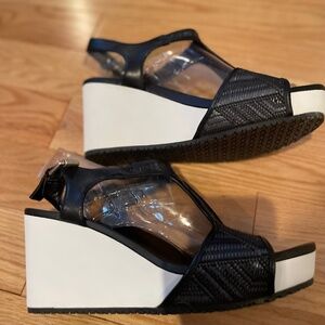 Black and White Dr. Scholls comfort wedge sandals
